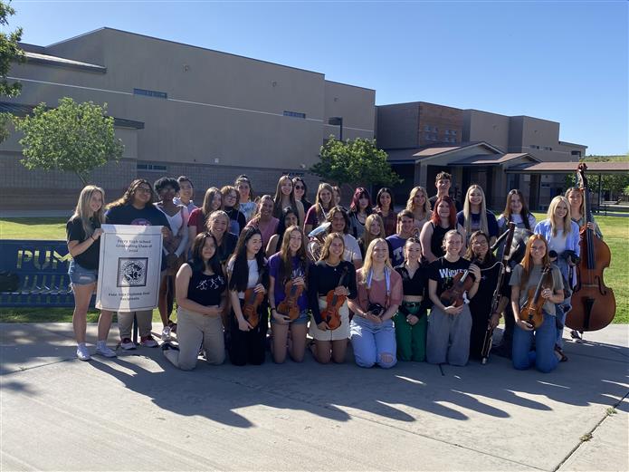 An image of all Perry High students who earned the fine arts seal in 2021-2022.